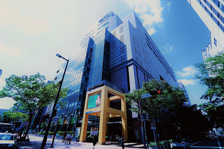 アジアの近現代美術を系統的に収集・展示する世界に唯一の美術館。23の国と地域の絵画、彫刻など約5,500点を所蔵。作家や研究者の交流拠点として、アジアの文化に触れ、創造性を刺激される心地よい空間になっている。