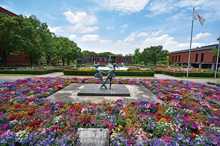 ブリヂストン創業者・石橋正二郎氏が故郷に寄贈した美術館。九州ゆかりの洋画家たちの作品を所蔵し、さまざまな展覧会や、園内と連携したイベントを開催する。四季折々の庭園美と共に、美術に触れる楽しさを味わえる。