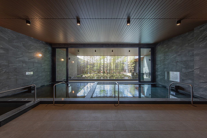 地下1,126mから掘り出した源泉かけ流しの多彩な風呂と家族湯、本格的なレストランを備えた温浴施設。大型スクリーンを設置した国内最大規模のサウナでは、オートロウリュや熱波師によるアウフグースを五感で楽しめる。