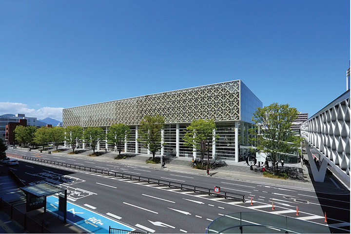 「出会いと五感のミュージアム」をコンセプトに、大分ゆかりの作家の作品や、至宝として保管された約5,000点のコレクションを展示する。年4回程度の企画展のほか、ワークショップなども開催。坂 茂氏設計の開放的な空間で、多様な芸術に触れよう。