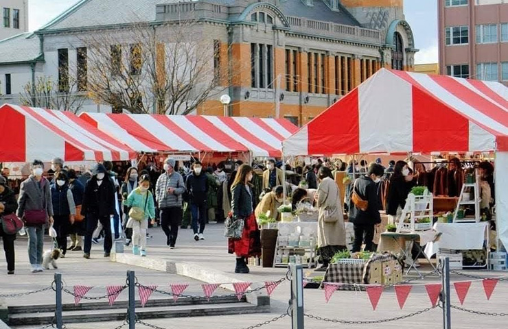 門司港レトロ地区で開催される九州最大級の屋外マーケット。全国から人気のハンドメイド雑貨やアンティークなどが集まり、さまざまなライフスタイルの〝今〟を発見できる。グルメや物産の販売もあり、多くの人でにぎわう。