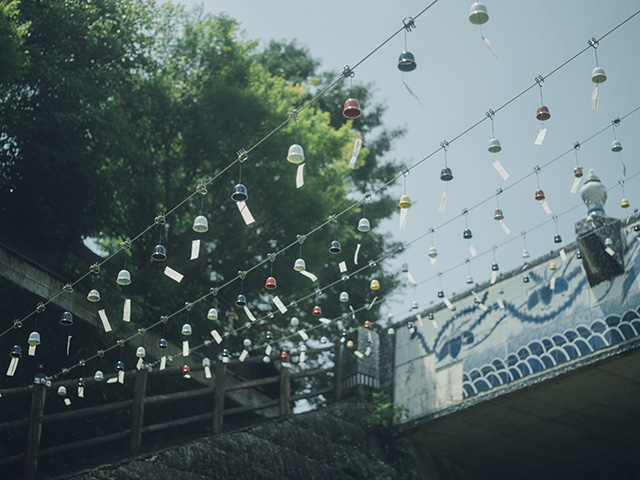 多くの窯元が集まる伊万里市大川内山で20年ほど前から始まった夏の風物詩。窯元が作った磁器製の風鈴約1,000個がそれぞれの店先を飾り、焼物の里に涼しげな風情をもたらす。磁器ならではの澄んだ音色を楽しんで。