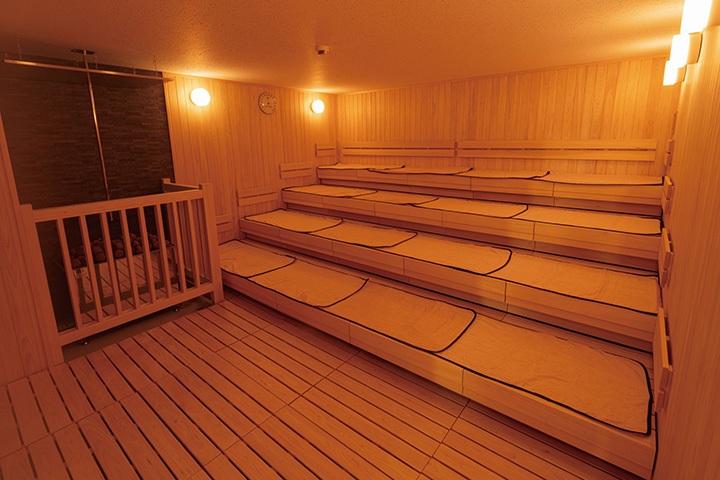 スタジアムシティサウス6、7階にある日帰り温浴施設。初心者からサウナ好きまで楽しめる「プレミアムサウナエリア」では、異なる3種類の空間が体験できる。ほかにも、マンガや雑誌、本を読めるコーナー、ドリンクを飲みながら勉強や仕事ができるスペースなど、楽しみ方は自由自在。