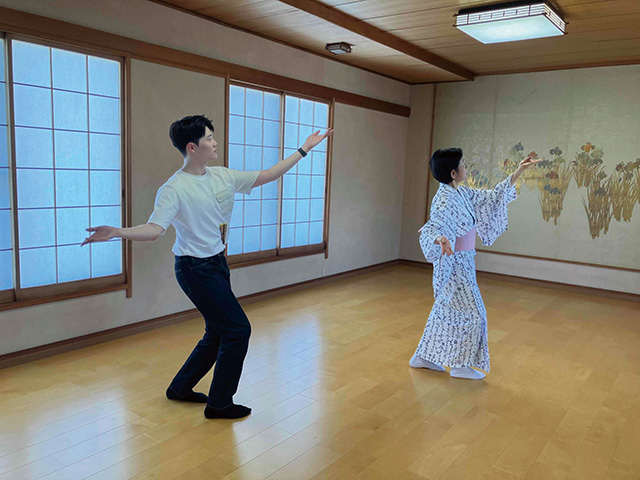 熟練講師の花柳奈丘さんが、所作や着物の着方など基礎から稽古をつけてくれる。体験では、「さくら さくら」や「黒田節」の曲に合わせて一緒に踊る。日本舞踊の世界に触れ、美しい立ち居振る舞いを身につけよう。