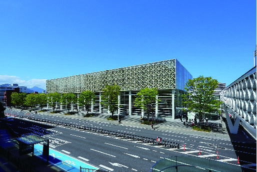 幾何学模様のファサードが特徴的な、街に開かれた大分県立美術館の外観