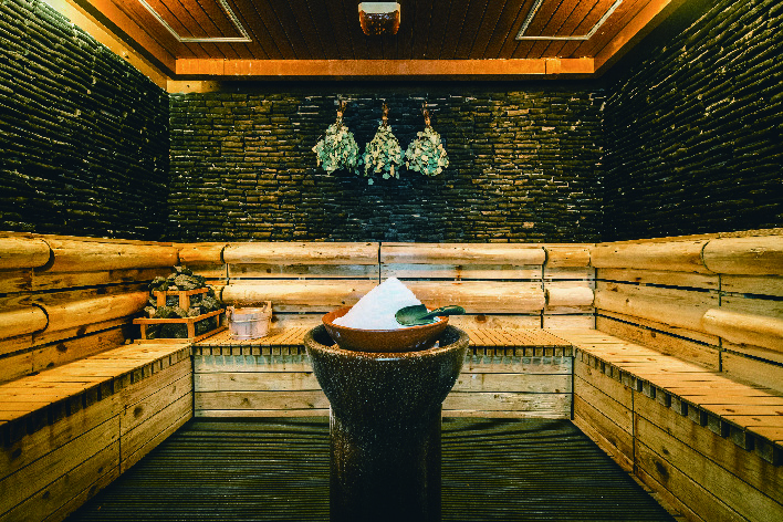 湯らっくすの、ヴィヒタが吊るされた本格的なフィンランド式サウナ室