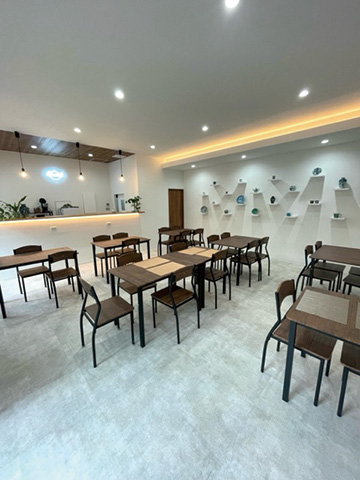 肥前吉田焼の窯元で、素焼きの器に好きな絵柄を転写できる「貼り絵付け」を体験できる。100種以上の絵柄から和紙を選んで貼り付けるだけで、まるで売り物のような仕上がりに。子供から大人まで気軽に楽しめる。