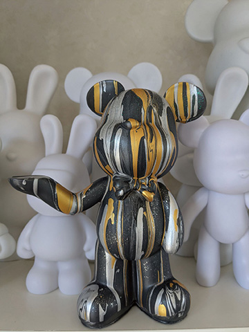 カラフルな塗料をフィギュアの上から流しかけ、美しいマーブル模様を表現する「ポーリングベアー」を体験できる。絵心がなくても芸術的な仕上がりになると好評だ。また、キラキラと輝く色彩がきれいな「宝石石鹸作り」（￥1,200～/2歳以上）も高い人気を集めている。