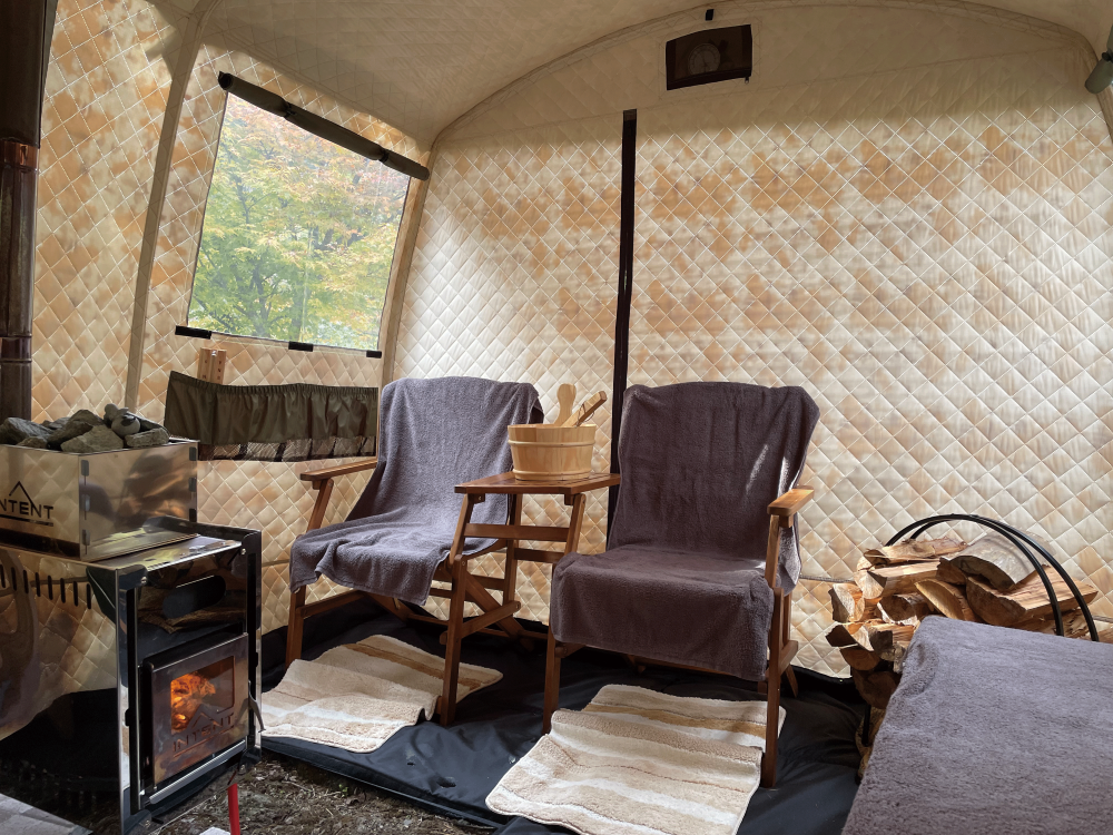 Rest House 森のしらべの、薪ストーブが設置された本格的なテントサウナの内部
