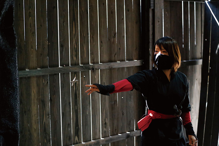 手裏剣投げや吹き矢作りなど本格的な忍術体験が楽しめる。忍者衣装のレンタルのほか、弓術（￥1,100）や火打ち石を使った着火（￥800）なども体験可能。夏季には、水遁の術として沢登りやキャニオニングなども実施している。